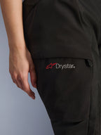 Alpinestars Stella Andes V4 Drystar® damesbroek, adventure motorbroek, zwart, close-up van de dij met het Drystar-logo en rood stericoon, duurzaam textielmateriaal met cargo-zak en ritsdetail