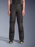 Alpinestars Stella Andes V4 Drystar motorbroek, dames adventure touringbroek, zwart, vooraanzicht, met versterkte kniepanelen, waterbestendige cargozakken en verstelbare taillebanden, gedragen met zwarte laarzen in een studio.