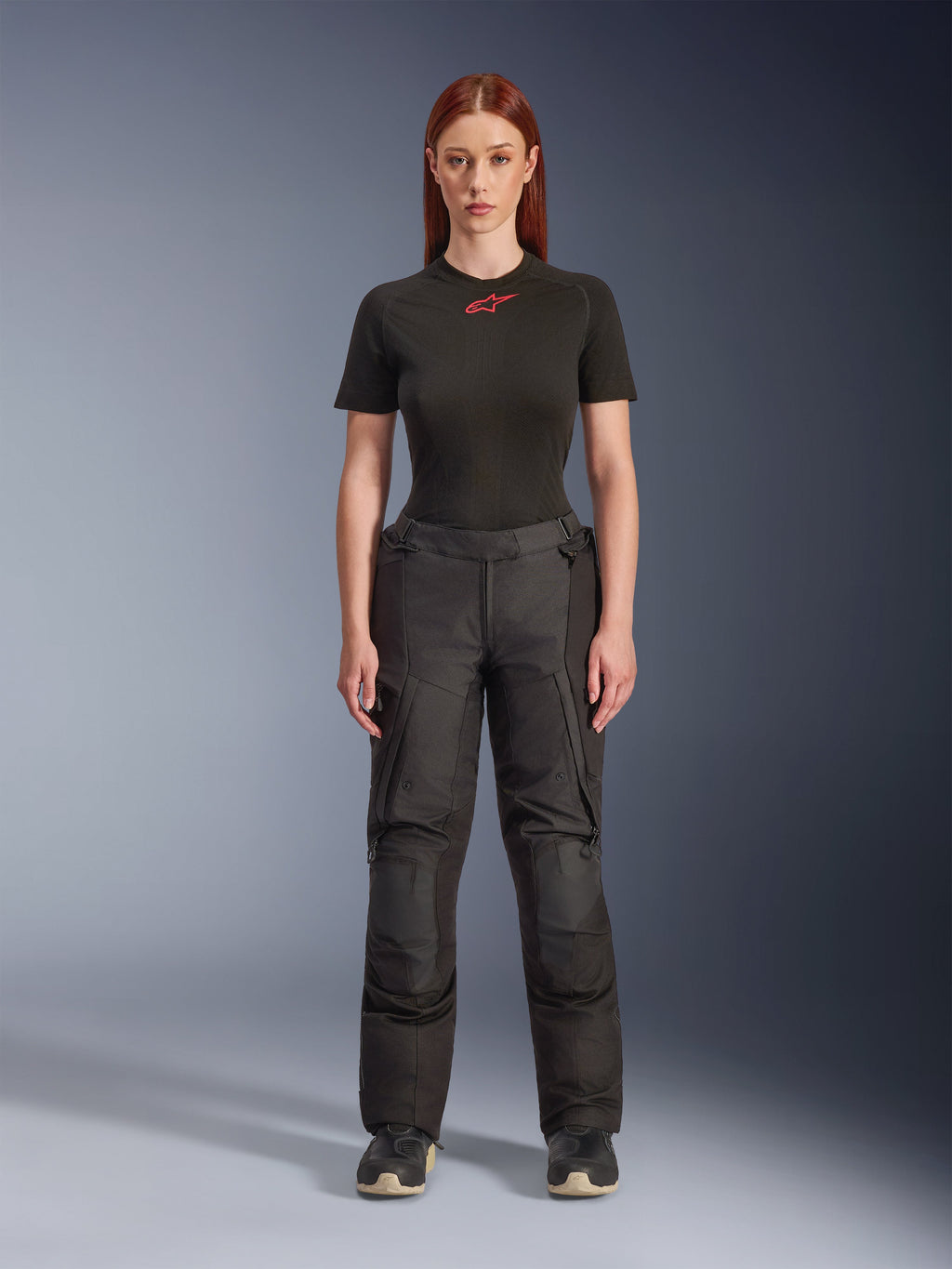 Alpinestars Stella Andes V4 Drystar® broek, zwarte dames adventure touring motorbroek, getoond op een model met een zwart Alpinestars t-shirt, technisch textielontwerp met cargozakken en verstevigde kniepanelen