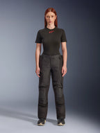 Alpinestars Stella Andes V4 Drystar® broek, zwarte dames adventure touring motorbroek, getoond op een model met een zwart Alpinestars t-shirt, technisch textielontwerp met cargozakken en verstevigde kniepanelen