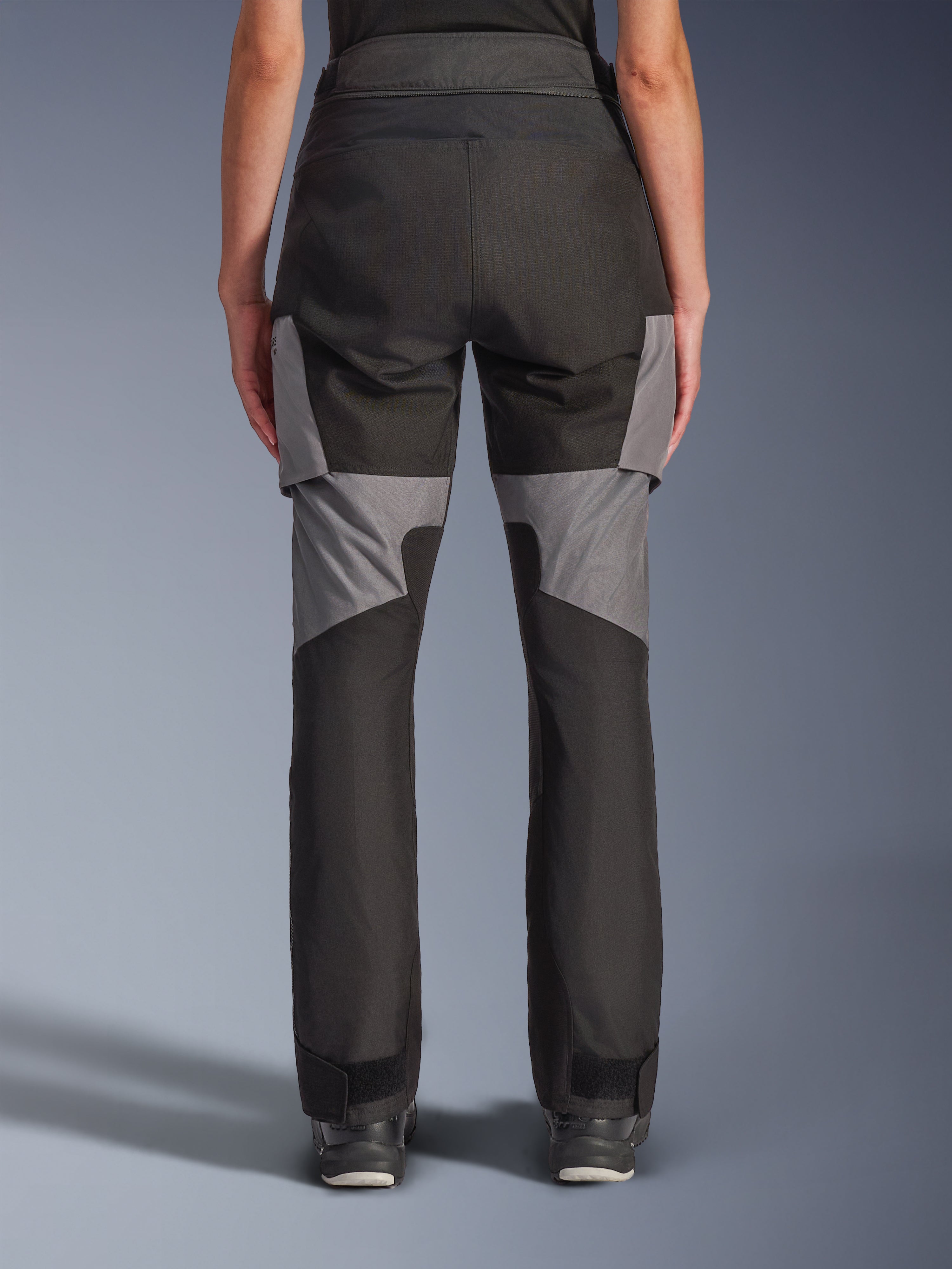 Alpinestars Stella Andes V4 Drystar® broek, dames motorbroek, zwart en donkergrijs, achteraanzicht met duurzame textielconstructie, grijze panelen op de dijen en onderbenen, ontworpen voor adventure- en weggebruik