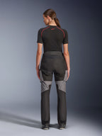 Alpinestars Stella Andes V4 Drystar® broek, dames motorbroek, zwart en donkergrijs, achteraanzicht met grijze ripstop-versterkingen en ergonomisch ontwerp, gedragen met een zwarte technische basislaag, adventure touring motorkleding