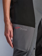 Alpinestars Stella Andes V4 Drystar® broek, adventure-touring damesbroek, zwart en donkergrijs, detail van de dij met het Drystar-logo en de rode Alpinestars-ster op verstevigde textielpanelen
