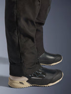 Alpinestars Stella Andes V4 Drystar® broek, detail van het onderbeen in het zwart met verticale zijrits voor de pasvorm over laarzen, duurzame textielconstructie, adventure motoruitrusting voor dames
