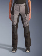 Alpinestars Stella Andes V4 Drystar damesbroek, motortoerbroek, grijs en zwart, vooraanzicht met dijventilatieopeningen met ritssluiting, cargozakken en versterkte kniestukken, ontworpen voor avontuurlijke ritten in alle weersomstandigheden