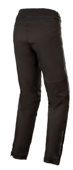Alpinestars Stella AST-1 V2 Waterproof broek, textiele motorbroek voor dames, zwart, driekwart achteraanzicht met taille-verbindingsrits, voorgevormde benen en reflecterend Alpinestars-logo op de onderste kuit