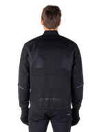 Alpinestars Mootant Waterproof Parka, zwarte motorjas, achteraanzicht met mesh bovenkant voor luchtstroom en reflecterend MO.ST.EQ.-logo op de onderrug, modulaire 4-seizoenen uitrusting
