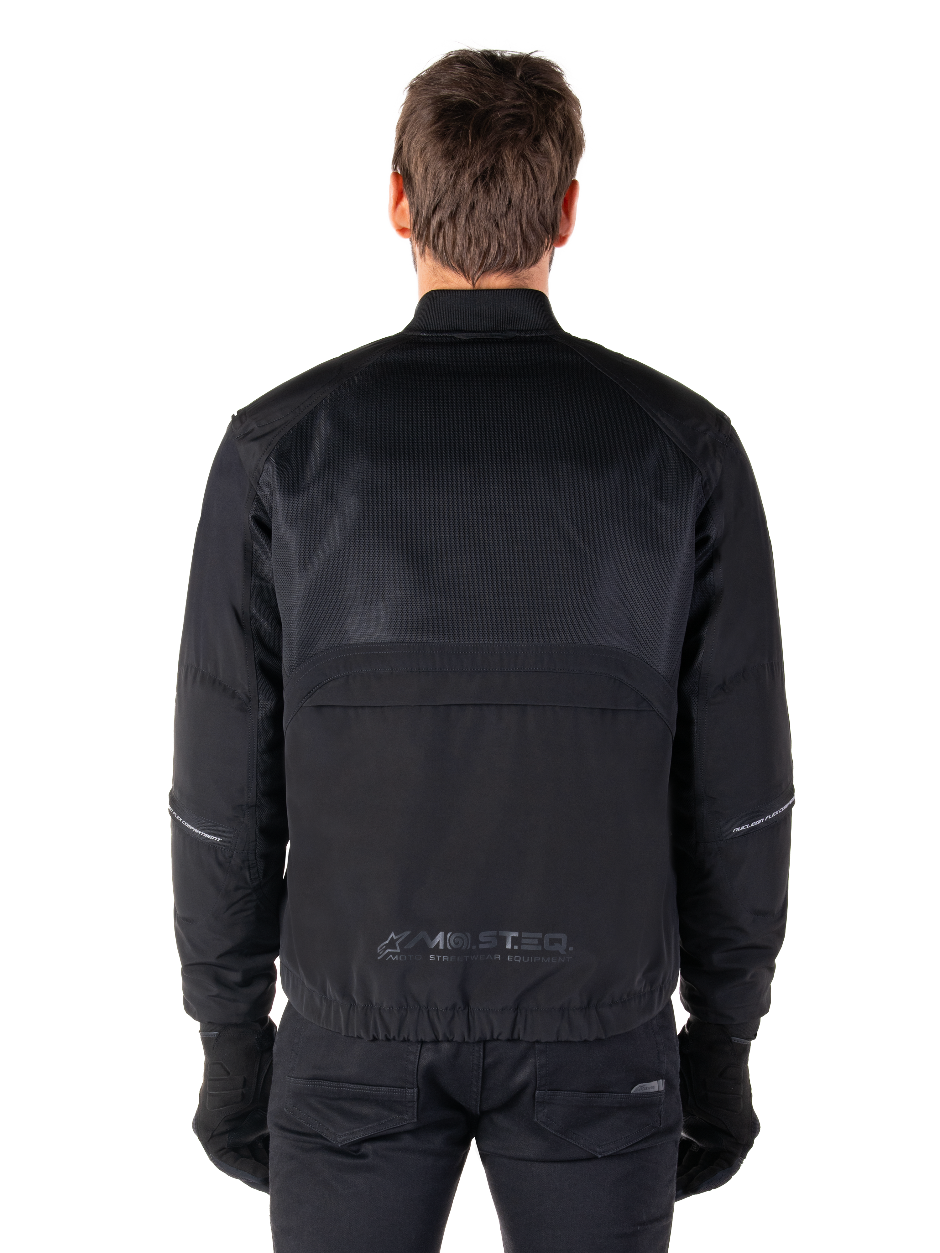 Alpinestars Mootant Waterproof Parka, zwarte motorjas, achteraanzicht met mesh bovenkant voor luchtstroom en reflecterend MO.ST.EQ.-logo op de onderrug, modulaire 4-seizoenen uitrusting
