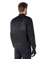 Alpinestars Mootant Waterproof Parka, zwarte motorjas, achteraanzicht, voorzien van mesh panelen aan de bovenzijde en MO.ST.EQ. Moto Streetwear Equipment-branding, urban contemporary design voor op de weg