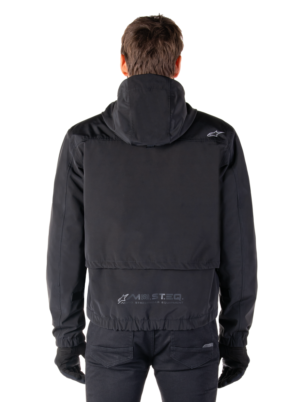 Alpinestars Mootant Waterproof Parka, zwarte motorjas, achteraanzicht met capuchon, klein Astar-logo op de schouder en reflecterende MO.ST.EQ.-branding op de onderrug