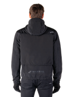 Alpinestars Mootant Waterproof Parka, zwarte motorjas, achteraanzicht met capuchon, klein Astar-logo op de schouder en reflecterende MO.ST.EQ.-branding op de onderrug