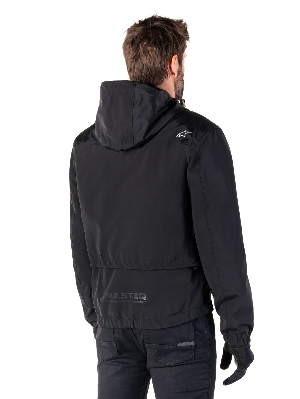 Alpinestars Mootant Waterproof Parka, zwarte motorjas, achteraanzicht met capuchon, wit logo op de schouder en reflecterende MO.ST.EQ.-branding op de onderrug, urban contemporary motorkleding