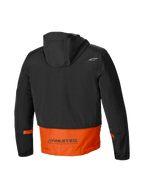 Alpinestars Mootant Waterproof Parka, heren-motorjas voor stedelijk gebruik, achteraanzicht met vaste capuchon en MO.ST.EQ.-reflecterend woordmerk in oranje en zwart