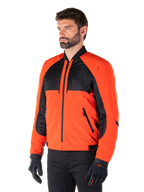 Alpinestars Mootant Waterproof Parka in Spicy Orange en zwart, modulaire motorjas getoond in bomber-configuratie, voorzien van zwart mesh en oranje textielpanelen, urban contemporary motorkleding gedragen met zwarte handschoenen