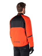 Achteraanzicht van een motorrijder die de Alpinestars Mootant Waterproof Parka draagt in Spicy Orange en zwart, voorzien van een zwart mesh paneel op de bovenrug en reflecterende MO.ST.EQ.-branding, moderne utilitaire motorjas.
