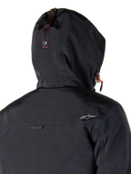 Alpinestars Mootant Waterproof Parka, motorjas, Spicy Orange en Black, met een modulair 4-seizoenen ontwerp, afneembare capuchon, utilitaire militaire stijl en waterdichte textielconstructie voor rijden in alle weersomstandigheden.