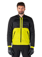 Mootant Waterproof Parka, modulaire motorjas, Lime Punch en zwart, gedragen door een mannelijk model met zwarte handschoenen en broek, met een felgeel onderlichaam en een zwart bovenstuk en mouwen, utilitair ontwerp voor rijden in alle weersomstandigheden