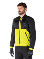Alpinestars Mootant Waterproof Parka in Lime Punch Black, modulaire motorjas met een zwart mesh bovenstuk en een opvallend limoengroen onderstuk, gedragen door een mannelijke motorrijder met zwarte handschoenen en broek, urban contemporary rijstijl.