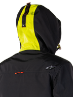 Alpinestars Mootant Waterproof Parka, motorjas, Lime Punch Black, modulair 3-in-1 ontwerp met capuchon, utilitaire militaire stijl, textiel materiaal, detail van de achterkant met opvallende limoengroene streep op de capuchon