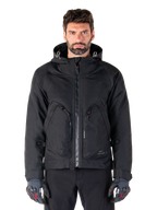 Alpinestars Morush waterdichte parka, zwarte herenmotorjas voor urban ritten, met capuchon en grote ritszakken.
