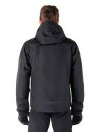 Alpinestars Morush waterdichte parka, zwarte urban herenmotorjas, achteraanzicht met capuchon en reflecterend MO.ST.EQ.-logo.