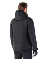 Alpinestars Morush waterdichte parka, zwarte heren motorjas met capuchon en MO.ST.EQ.-branding, achteraanzicht.