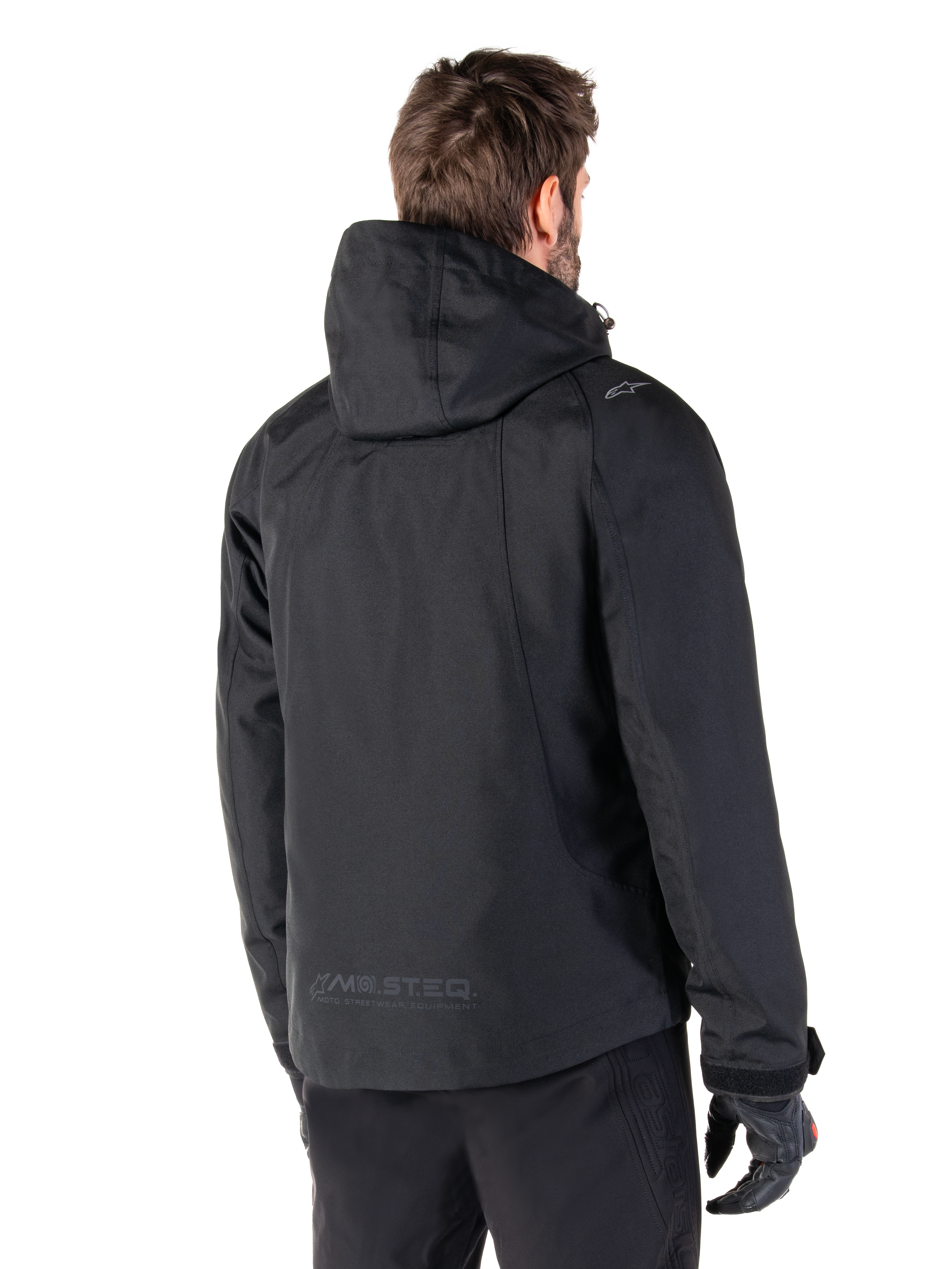 Alpinestars Morush waterdichte parka, zwarte heren motorjas met capuchon en MO.ST.EQ.-branding, achteraanzicht.