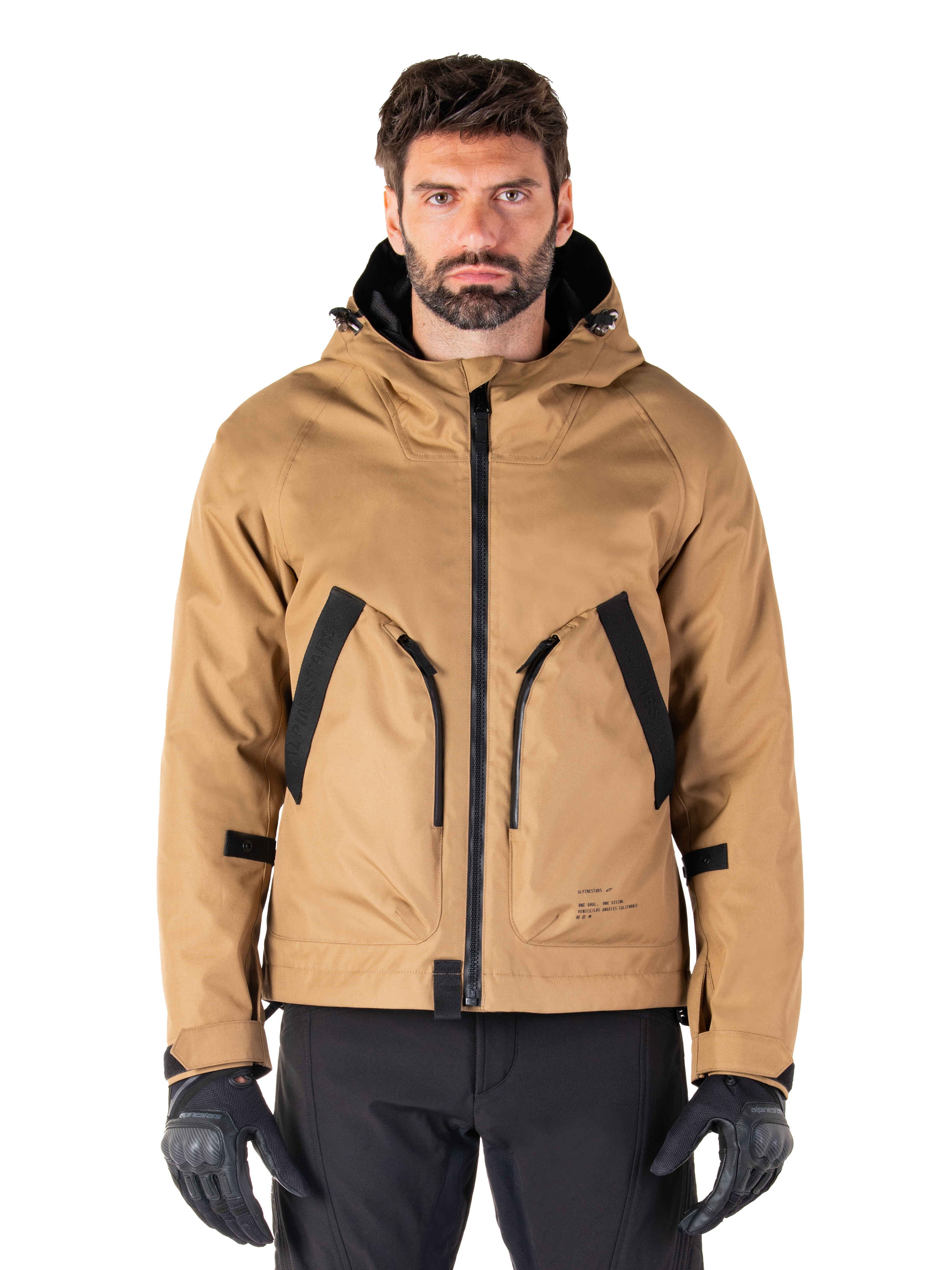 Alpinestars Morush Waterproof Parka, Utility Brown en zwarte motorjas met capuchon, urban rijuitrusting, vooraanzicht met zwarte rits en grote schuine zakken