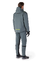 Alpinestars Morush Waterproof Parka in Urban Gray, lang model motorjas met een op streetwear geïnspireerd ontwerp, voorzien van een stormbestendige capuchon, grote 3D-zakken aan de voorzijde en een reflecterend MO.ST.EQ. woordmerk op de achterzijde.