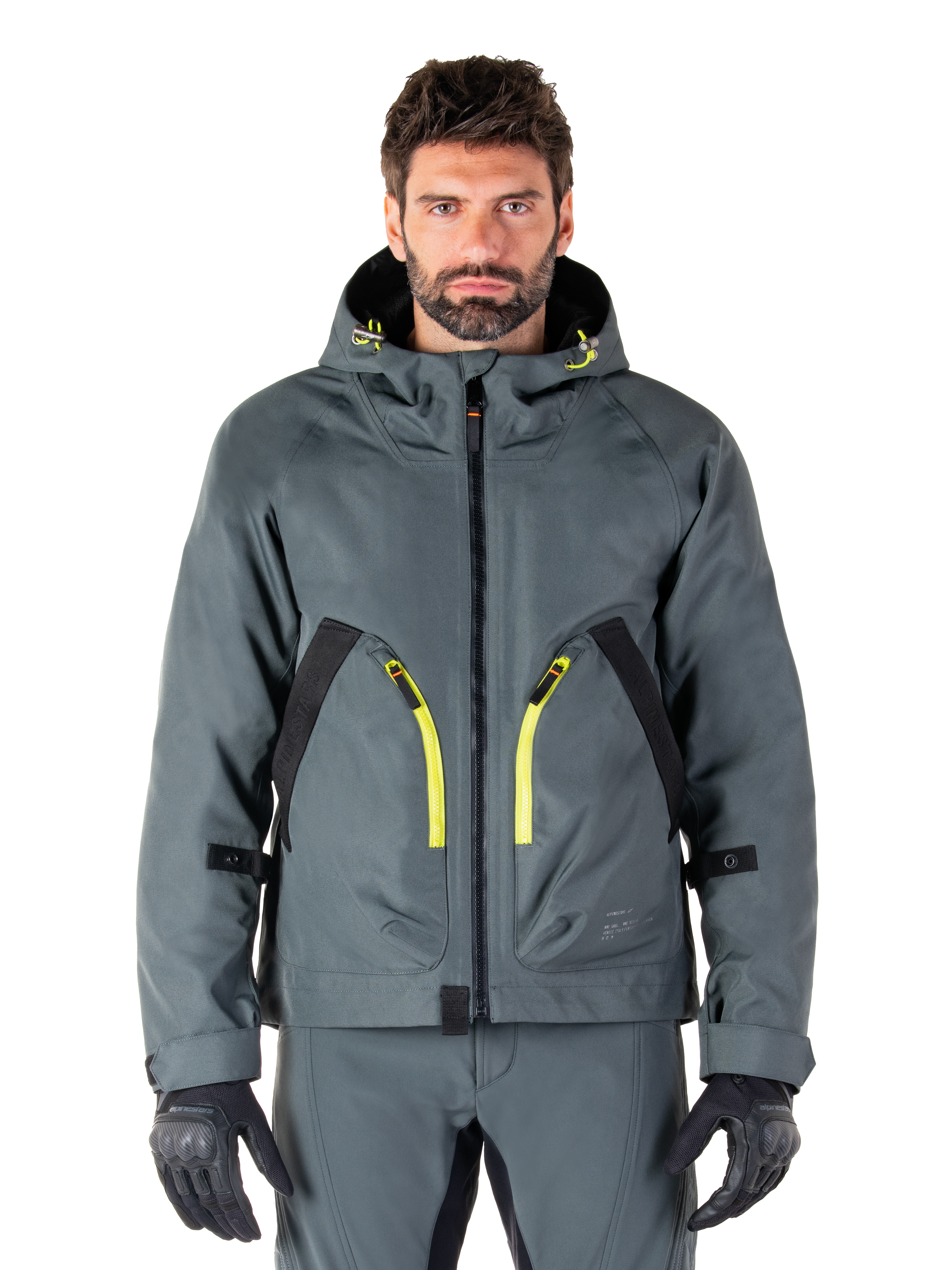 Alpinestars Morush Waterproof Parka, urban grijze motorjas, felgele ritsen en zwarte accenten, ontwerp met capuchon en grote voorzakken, technische streetwear-geïnspireerde styling