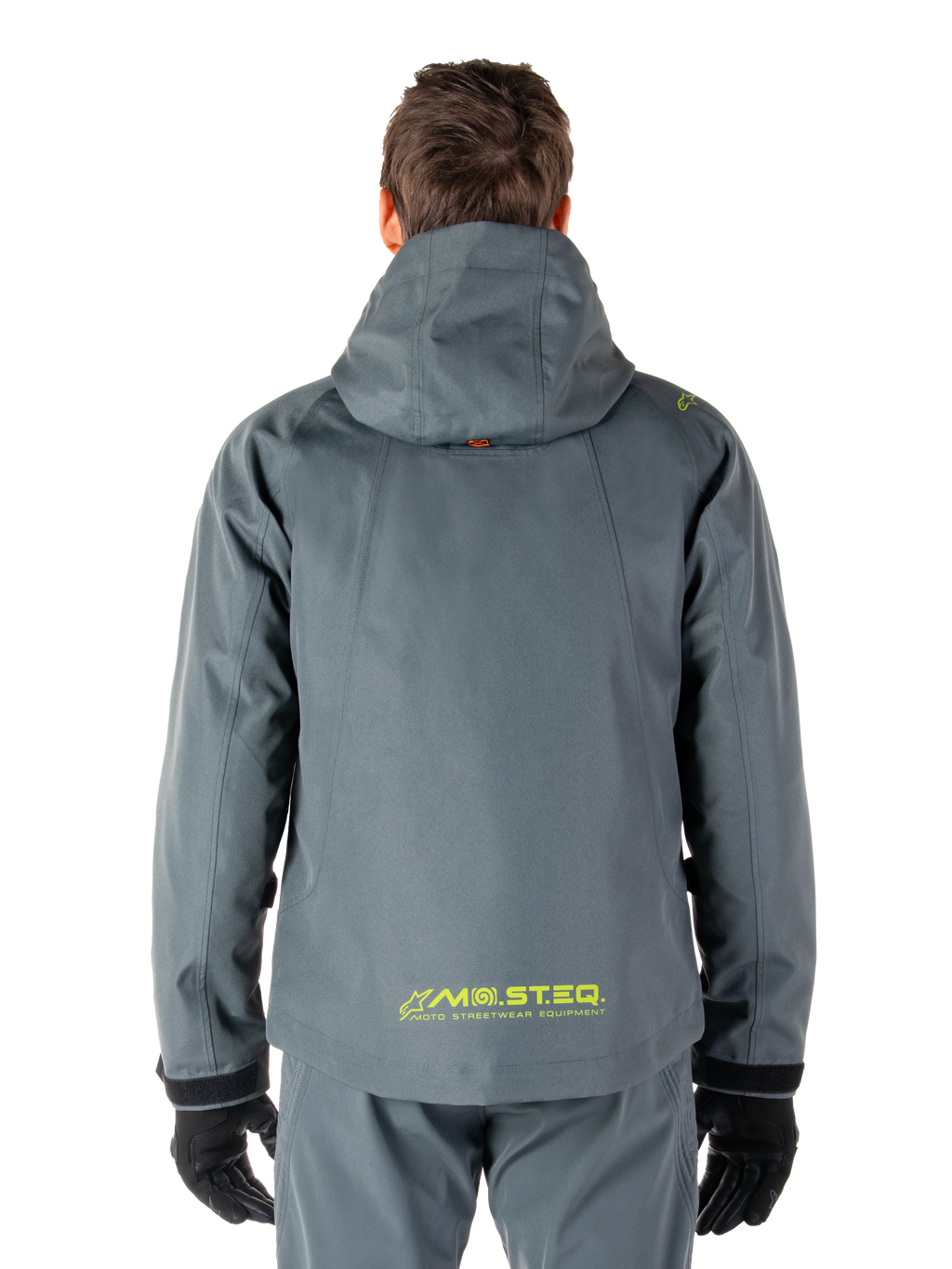 Alpinestars Morush Waterproof Parka, motorjas, Urban Gray, achteraanzicht met het ontwerp met capuchon en geel MO.ST.EQ.-logo op de onderrug, moderne op urban streetwear geïnspireerde motorkleding