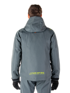 Alpinestars Morush Waterproof Parka, motorjas, Urban Gray, achteraanzicht met het ontwerp met capuchon en geel MO.ST.EQ.-logo op de onderrug, moderne op urban streetwear geïnspireerde motorkleding