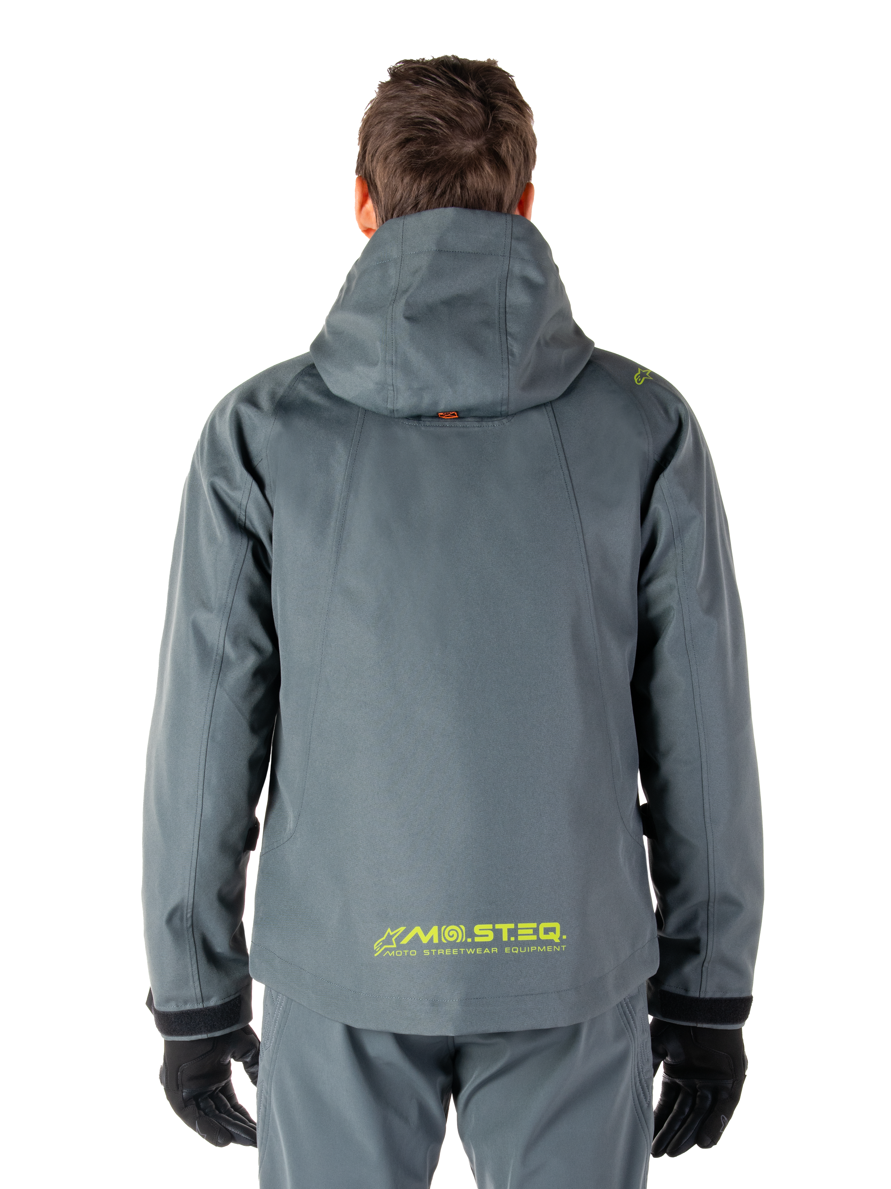 Alpinestars Morush Waterproof Parka, motorjas, Urban Gray, achteraanzicht met het ontwerp met capuchon en geel MO.ST.EQ.-logo op de onderrug, moderne op urban streetwear geïnspireerde motorkleding