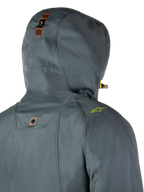 Alpinestars Morush Waterproof Parka, Urban Gray, gedetailleerd achteraanzicht van de capuchon met drukknoopsysteem en oranje accenten, limegroen logo op de schouder, waterdichte urban motor streetwear