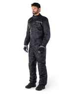 Alpinestars Hurricane Rain V2 Suit, zwart, eendelig waterdicht motorregenpak, gedragen met handschoenen en laarzen, voorzien van reflecterende Alpinestars branding op de borst, lichtgewicht ontwerp voor bescherming tegen nat weer