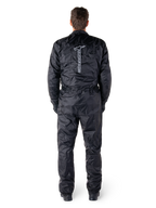 Alpinestars Hurricane Rain V2 Suit, zwart eendelig waterdicht motorpak, achteraanzicht met groot verticaal Alpinestars-woordmerk en logo, lichtgewicht gekreukelde stof met elastische taille en manchetten, ontworpen voor bescherming tijdens het rijden in nat weer