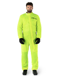 Alpinestars Hurricane Rain V2 Suit, motorregenpak, fluorgeel, mannelijk model met volledige lichaamsbescherming, zwarte handschoenen en laarzen, hoge kraag met stormflap aan de voorzijde, reflecterend logo op de borst, high-visibility waterdichte uitrusting