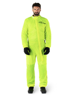 Alpinestars Hurricane Rain V2 Suit, motorregenpak, fluorgeel, mannelijk model met volledige lichaamsbescherming, zwarte handschoenen en laarzen, hoge kraag met stormflap aan de voorzijde, reflecterend logo op de borst, high-visibility waterdichte uitrusting