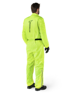 Alpinestars Hurricane Rain V2-pak, Yellow Fluo, achteraanzicht van een rijder die een eendelig motorregenpak draagt, met een zwart Alpinestars-logo op de rug, een zwarte tailleband en reflecterende strips op de onderbenen, gedragen met zwarte handschoenen en laarzen