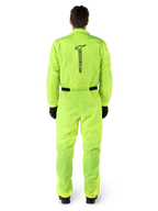 Alpinestars Hurricane Rain V2 Pak, eendelig motorregenpak, fluoriserend geel, achteraanzicht met verticale zwarte Alpinestars-branding, elastische taille en manchetten, gedragen met zwarte handschoenen en laarzen, waterdichte en windbestendige motorkleding