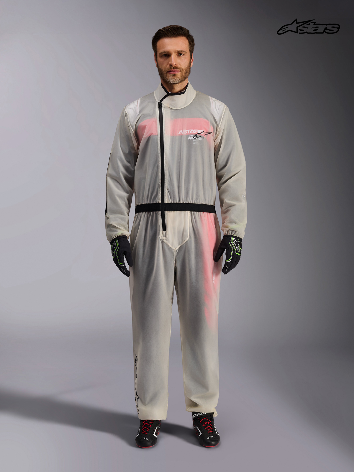 Alpinestars Kart Regenpak, transparante waterdichte karting overoverall voor heren in doorzichtige kleur, vooraanzicht op model met asymmetrische ritssluiting en elastische taille