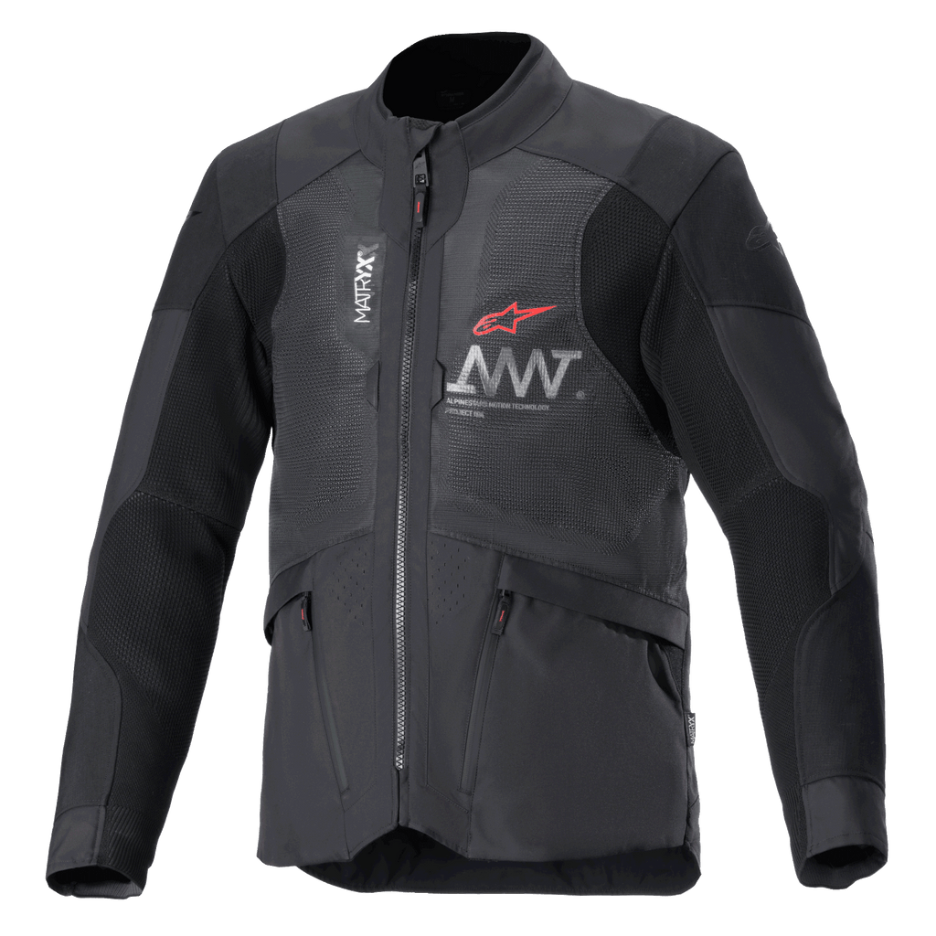 Alpinestars AMT-7 Air Jacket, motorjas, zwart en Dark Shadow, MATRYX mesh ventilatiepanelen op de borst, rood sterlogo met zilveren AMT-branding, cargozakken met rits aan de voorzijde, textiel adventure en road touring ontwerp