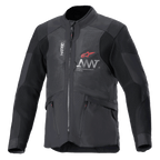 Alpinestars AMT-7 Air Jacket, motorjas, zwart en Dark Shadow, MATRYX mesh ventilatiepanelen op de borst, rood sterlogo met zilveren AMT-branding, cargozakken met rits aan de voorzijde, textiel adventure en road touring ontwerp