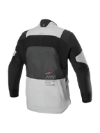 Alpinestars AMT-7 Air Jacket, achteraanzicht, Tan en Dark Shadow, technische motorjas met groot MATRYX® mesh-paneel op de rug, 'Alpinestars Motion Technology' tekst en rood logo, ontworpen voor zomer adventure touring