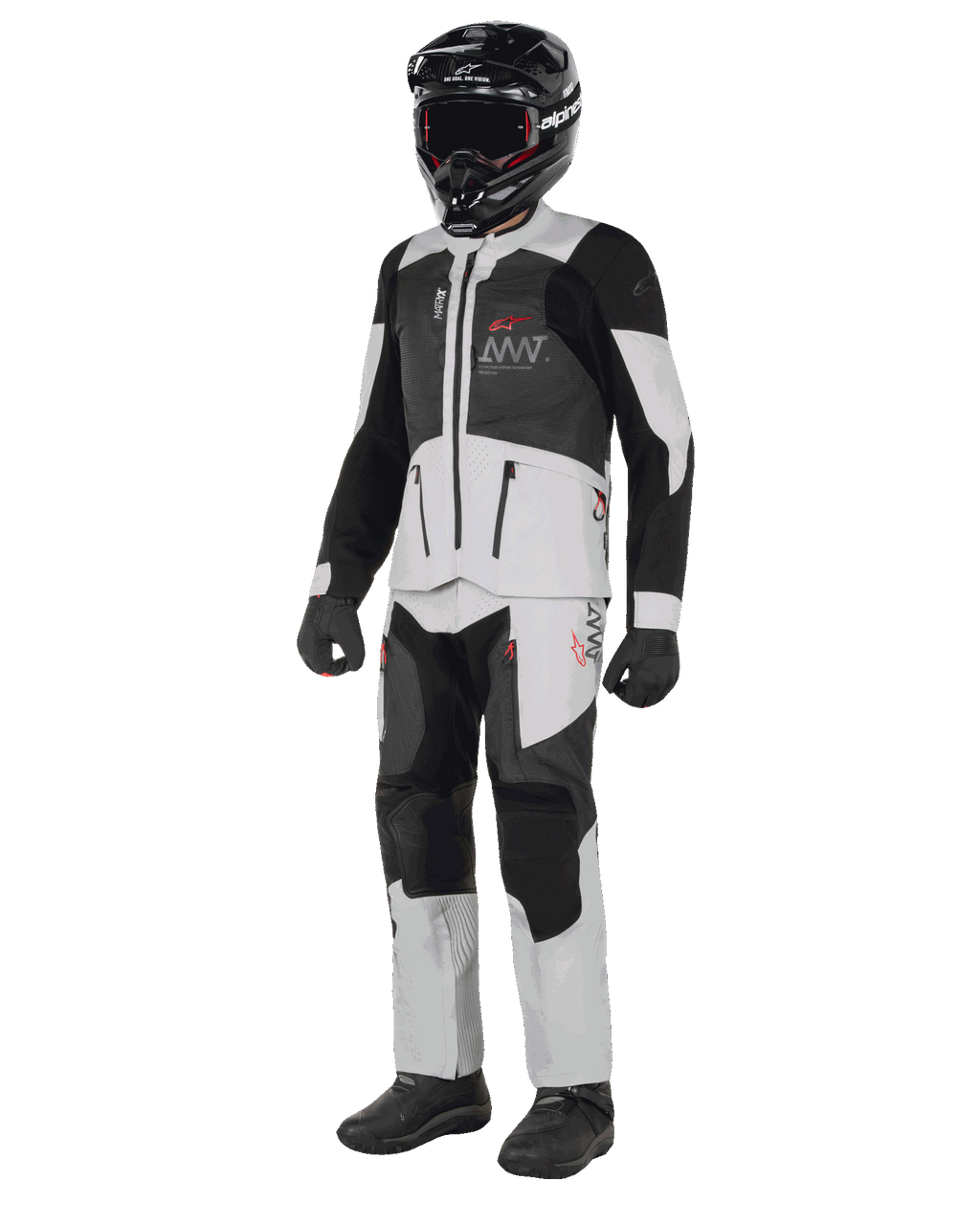 Alpinestars AMT-7 Air Jacket, wit en Dark Shadow, adventure motorjas met MATRYX ventilatiepanelen, gedragen met bijpassende broek, zwarte helm en handschoenen, volledig aanzicht van professionele motoruitrusting.