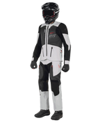 Alpinestars AMT-7 Air Jacket, wit en Dark Shadow, adventure motorjas met MATRYX ventilatiepanelen, gedragen met bijpassende broek, zwarte helm en handschoenen, volledig aanzicht van professionele motoruitrusting.