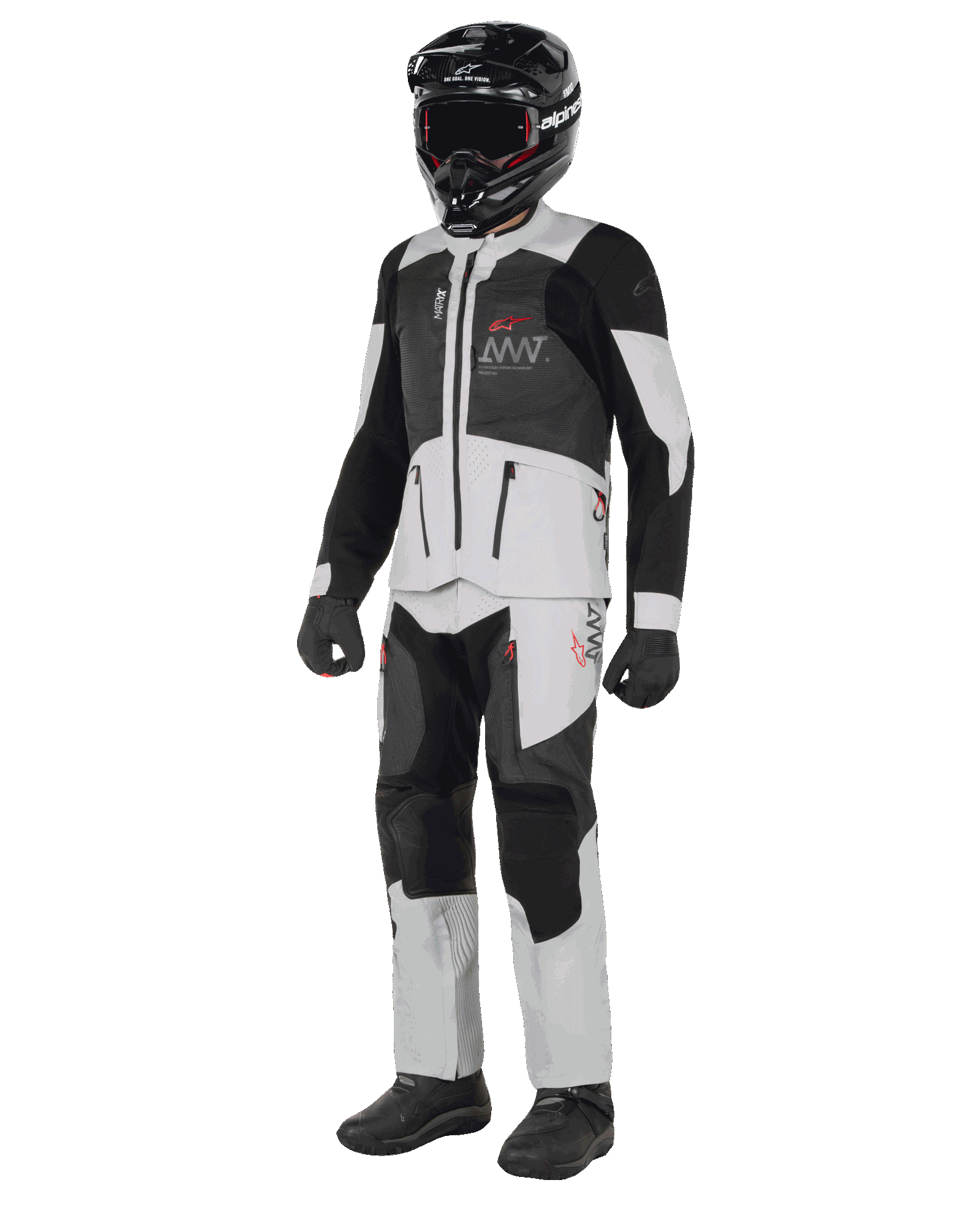 Alpinestars AMT-7 Air Jacket, wit en Dark Shadow, adventure motorjas met MATRYX ventilatiepanelen, gedragen met bijpassende broek, zwarte helm en handschoenen, volledig aanzicht van professionele motoruitrusting.