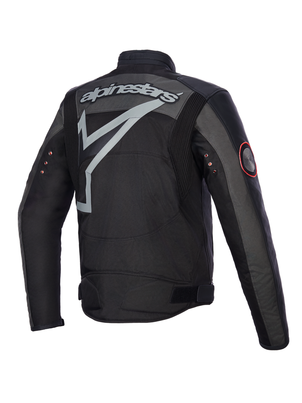 Alpinestars Axton Jacket, motorjas, Black Anthracite Red Tangerine, achteraanzicht met groot grijs rondomlopend logo en woordmerk, accordeon schouderpanelen en vintage metalen oogjes op de mouwen, constructie van textiel en leer