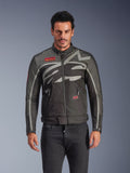 Alpinestars Axton motorjas, urban motorjas voor heren, zwart en antraciet met rode accenten, met een grote rondomlopende lichtgrijze grafische print, rode logo-patches op de borst en zak, ritssluiting aan de voorzijde en ritsen bij de manchetten, vintage-geïnspireerd race-ontwerp voor op de weg