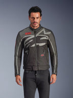 Alpinestars Axton motorjas, urban motorjas voor heren, zwart en antraciet met rode accenten, met een grote rondomlopende lichtgrijze grafische print, rode logo-patches op de borst en zak, ritssluiting aan de voorzijde en ritsen bij de manchetten, vintage-geïnspireerd race-ontwerp voor op de weg